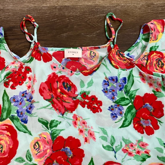 Everly  cold shoulder top - Picture 3 of 6